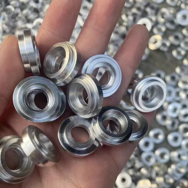 Mitkä ovat metallikiinnikkeiden tyypit?